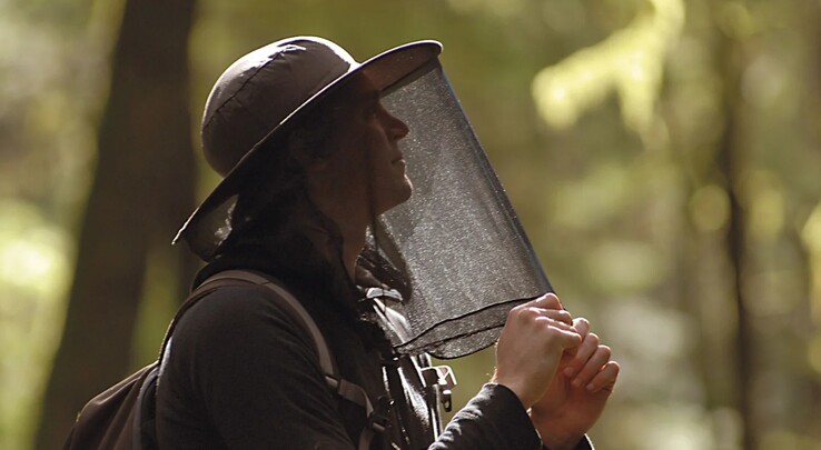 Un randonneur portant une moustiquaire de protection contre les moucherons et autres insectes piqueurs lors d'activités de plein air (Source d'image : LifeSystems)
