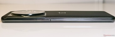 A droite : Bascule du volume, bouton d'alimentation